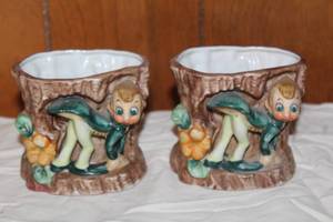 lot 73 image: VINTAGE ACME CHINA ELF LEPRECHAUN PLANTER VASE SET