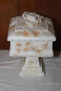 lot 75 image: VINTAGE RARE WESTMORELAND PANELED  LIDDED PEDESTAL JAR