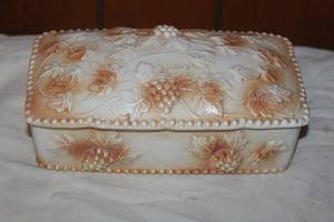 lot 76 image: VINTAGE RARE WESTMORELAND PANELED  LIDDED VANITY BOX