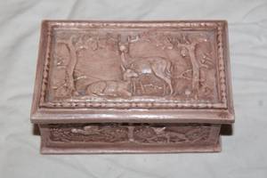 lot 77 image: VINTAGE PORCELAIN LIDDED TRINKET BOX