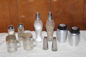 lot 81 image: LOT OF VINTAGE ASALT AND PEPPER SHAKERS