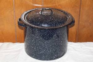 lot 82 image: VINTAGE SPECKLED LIDDED POT