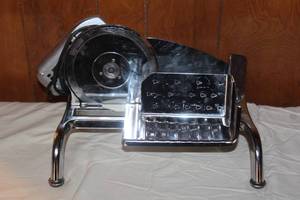 lot 88 image: RIVAL ELECTRIC FOOD SLICER