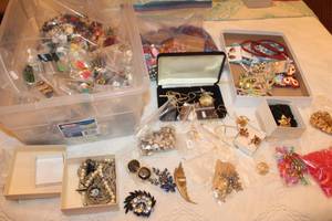 lot 180 image: GENEROUS AMOUNT OF FASHION JEWELRY NECKLACES PENDANTS EARRINGS AND MORE&nbsp