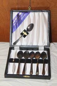 lot 105 image: SET OF 6 SHEFFIELD EMGLAND KENT SILVERSMITHS FINE SILVERWARE IN CASE