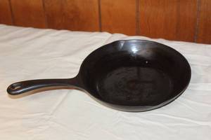 lot 110 image: GRISWALD CAST IRON CHEF SKILLET 9 DIAM