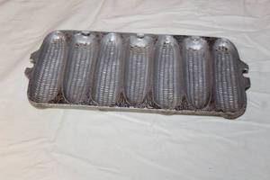 lot 111 image: VINTAGE CAST ALUMINUM CORNBREAD LOAF PAN&nbsp