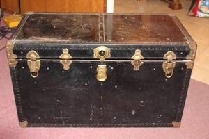 lot 128 image: VINTAGE LARGE CHEST TRUNK&nbsp