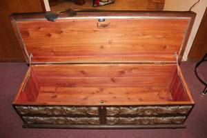 lot 129 image: VINTAGE CEDAR LANE HAND CARVED CHEST WITH WHEELS