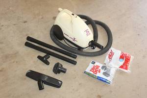 lot 149 image: VINTAGE EUREKA MIGHTY II MITE WITH ACCESSORIES&nbsp