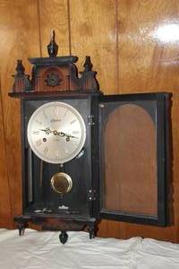lot 162 image: VINTAGE LINDER NO 8052 WALL HANGING CLOCK WITH WIND UP MECHANISM AND 2 KEYS