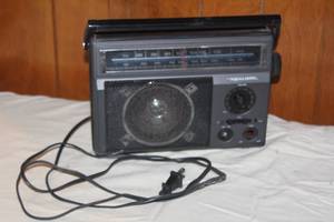 lot 163 image: VINTAGE REALISTIC RADIO 12-625A