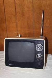 lot 165 image: VINTAGE SEARS SOLID STATE 562.50213600 NO POWER CORD