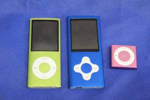 lot 70 image: LOT OF 3 IPODS