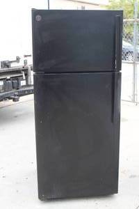 lot 5 image: GE APPLIANCE REFRIDGERATOR GTS17DTNBRBB