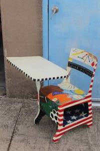 lot 8 image: CHILD DESK GREAT FOR HOMESCHOOL