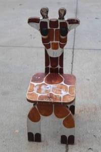 lot 9 image: WOODEN GIRAFFE DESIGN CHILD CHAIR