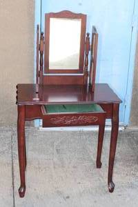 lot 15 image: CHERRY WOOD TILT MIRROR 1 DRAWER VANITY WITH QUEEN ANNE LEGS