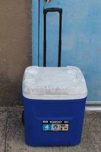 lot 19 image: IGLOO 60 QUARTS ICE CHEST ON WHEELS