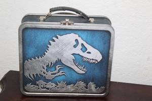 lot 31 image: JURASSIC PARK WORLD METAL TIN LUNCHBOX 2015 UNIVERSAL STUDIOS T-REX