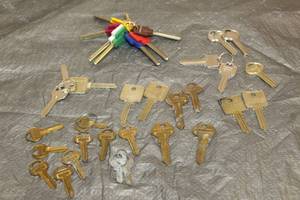 lot 114 image: LOT OF 34 BLANK KEYS
