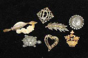 lot 126 image: LOT OF 7 VINTAGE ASSORTED BROUCHES