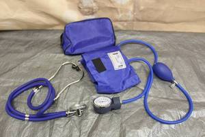 lot 127 image: SPHYGMONANOMETER CERTIFIED 007291 MECHANICAL BLOOD PRESSURE STETHOSCOPE KIT