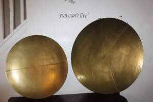 lot 173 image: LIVA WELL BRASS WALL DECOR 2PCS 24 AND 30 DIAM