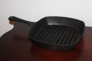 lot 181 image: EMERIL CAST IRON 10 SQUARE GRIDDLE SKILLET