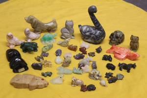 lot 91 image: LOT OF ASSORTED HANDCARVED ANIMAL STONES SEE PICS