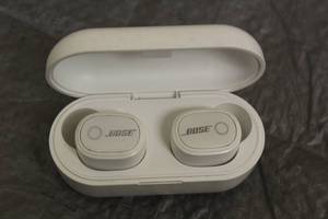 lot 99 image: BOSE WIRELESS EARBUDS