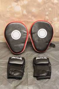lot 18 image: BOXING FOCUS SHIELD MITTS AND MMA TRAINING GLOVES