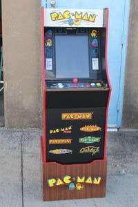 lot 124 image: ARCADE 1UP 8053 PACMAN 40TH EDITION WITH RISER WORKS