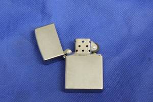 lot 139 image: VINTAGE STAINLESS STEEL ZIPPO LIGHTER