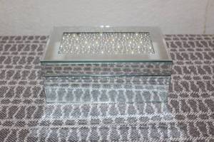 lot 69 image: PEARL NECKLACE MIRRORED JEWELRY BOX