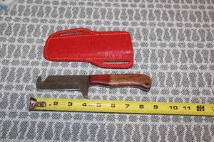lot 111 image: DAMACAS STEEL HUNTING BULL CUTTER BLADE WITH HAND CARVED HANDLE AND LEATHER SHEATH