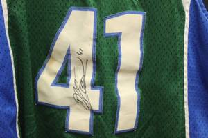 lot 188 image: REEBOK MAVS  NOWITZKI #41  SIGNED JERSEY SIZE M  SEE PICS