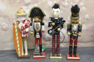 lot 165 image: TOTAL OF 4 VINTAGE NUTCRACKERS , 15H  SEE PICS