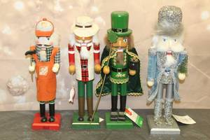 lot 166 image: TOTAL OF 4 VINTAGE NUTCRACKERS 14-15H  SEE PICS