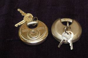 lot 170 image: TOTAL OF 2 PADLOCKS WITH KEYS