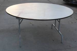 lot 178 image: WOODEN ROUND 5FT FOLDING TABLE