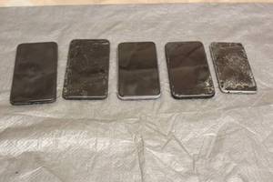lot 181 image: TOTAL OF 5 APPLE IPHONES