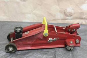 lot 12 image: HYDRAULIC JACK&nbsp