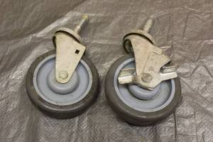 lot 22 image: TOTAL OF 2 CHG CASTERS 5  1 IS&nbsp LOCKING CASTER ,SEE PICS&nbsp