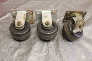 lot 29 image: TOTAL OF 3 CASTERS 4  1 IS LOCKING CASTERS ,SEE PICS&nbsp