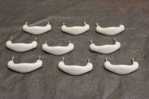 lot 55 image: TOTAL OF 9 VINTAGE WHITE PORCELAIN CABINETDRESSER 4 HANDLE PULLS&nbsp