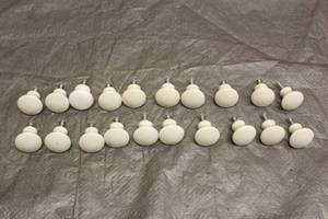 lot 56 image: TOTAL OF 20 VINTAG WHITE PORCELAIN&nbsp CABINETDRAWER PULL KNOBS&nbsp