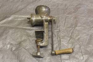 lot 64 image: VINTAGE BOYERTOWN KESTONE No.5 MEAT GRINDER&nbsp