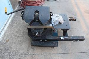lot 35 image: PULLRITE SUPER GLIDE FIFTH WHEEL HITCH COMPLETE ALL PIECES AND HARDWARE PRESENT DOLLY NOT INCLUDED&nbsp