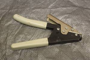 lot 122 image: MALCO TY4 TENSIONING TOOL WITH MANUAL CUT OFF&nbsp
